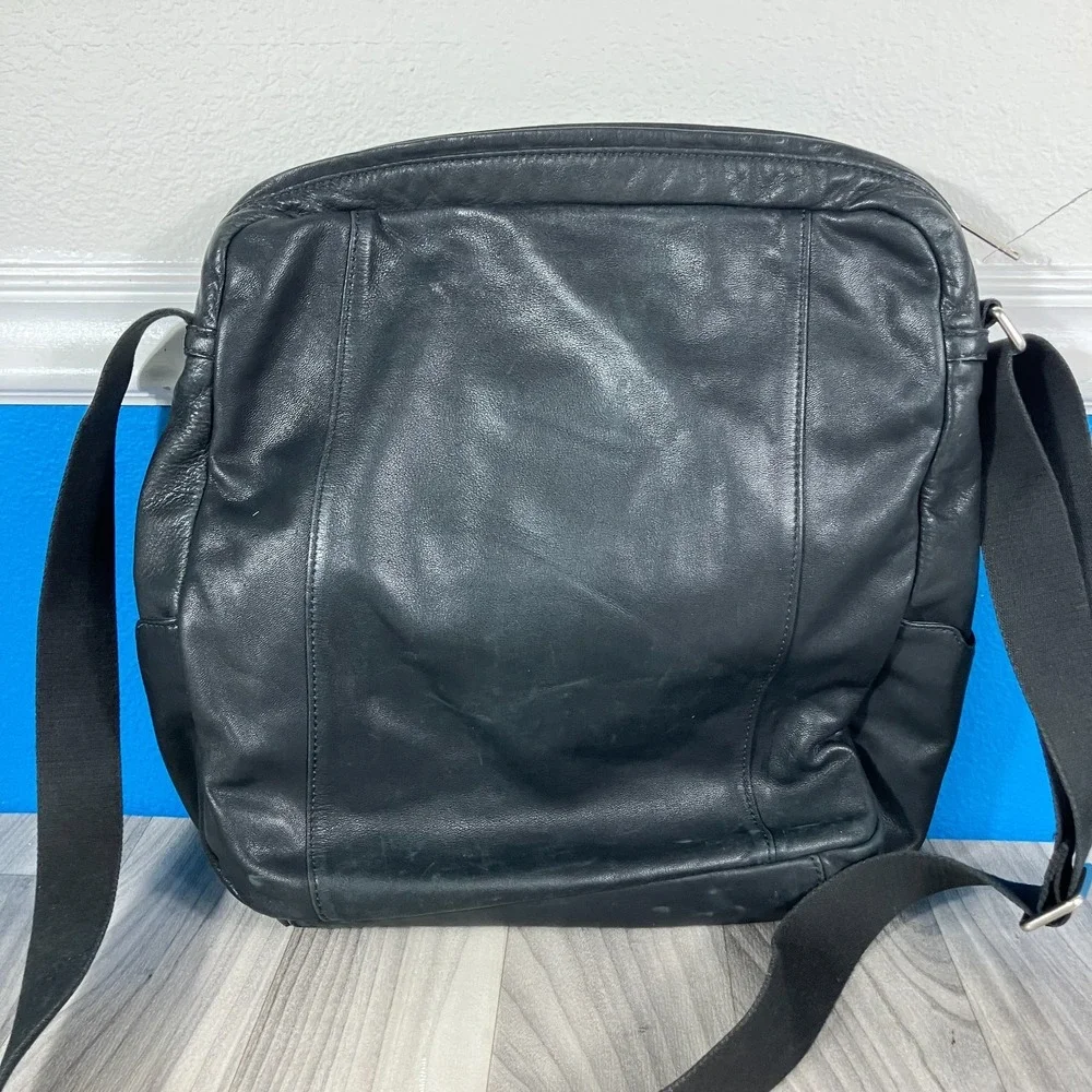 TUMI 60101D Black Leather Unisex Crossbody Messenger Bag‎